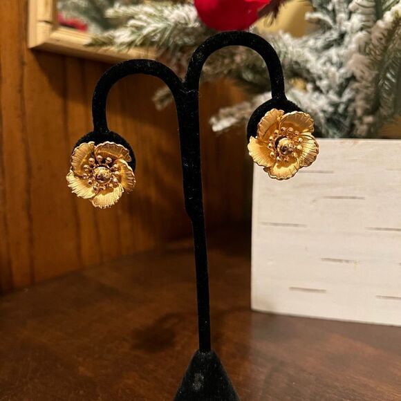 CORO VINTAGE CLIP EARRINGS GOLD - Picture 1 of 4